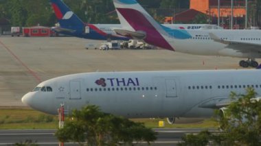 Airbus A330 kalkıştan önce piste dönün