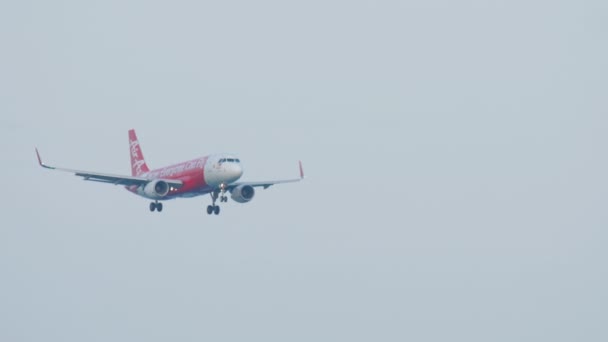 Air Asia Airbus A320 landning — Stockvideo