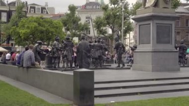 Rebrandt Meydanı 'ndan geçen bir şehir