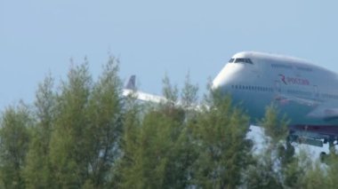Boeing 747 uçağı yaklaşıyor.