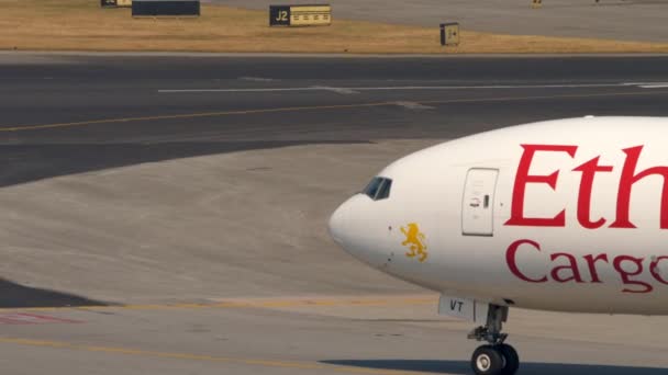 Avión de carga rodaje antes del vuelo — Vídeo de stock