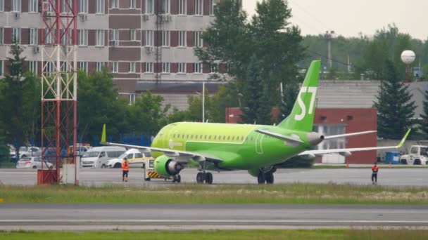 S7 Airlines Embraer 170 vontatás — Stock videók