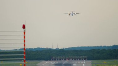 Turboprop uçağı iniş için son yaklaşıyor.