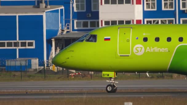 S7 Airlines Embraer 170 na pasie startowym 07 przed odlotem — Wideo stockowe