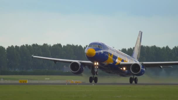 Airbus A320 in decollo — Video Stock