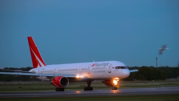 Airplane turn runway before departure — Stock Video