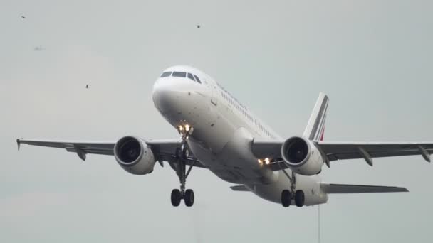 Air France Airbus 320 escalada após a decolagem — Vídeo de Stock
