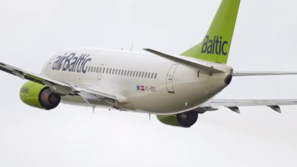 Odlot Air Baltic Boeing 737 — Wideo stockowe