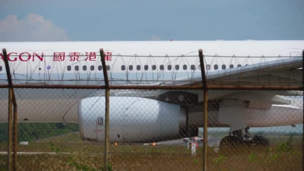 Cathay Dragon Airbus A330 Phuket 'ten kalkıyor. — Stok video