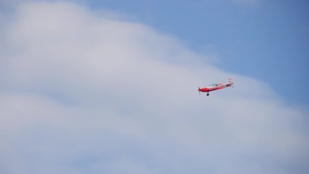 Avião esportivo realizando acrobacias — Vídeo de Stock