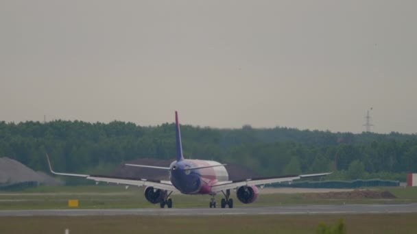 WizzAir Airbus A321 meluncur di landasan pacu — Stok Video