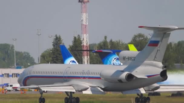 Tupolev Tu-154 mempercepat sebelum take-off — Stok Video