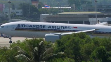 Singapur Havayolları Boeing 777 iniş yapıyor.