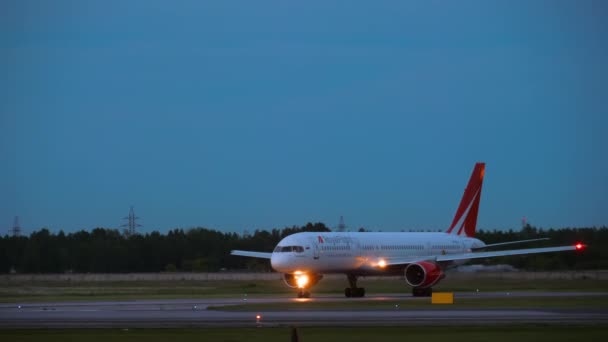 Letadlo před odletem odbočuje na dráhu — Stock video