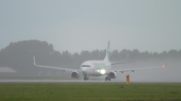 Transavia Boeing 737 kalkıyor. — Stok video