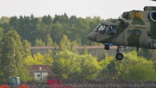 滑走路に軍用ヘリコプター着陸 — ストック動画