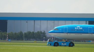 Airbus 330 bir traktör tarafından çekiliyor.