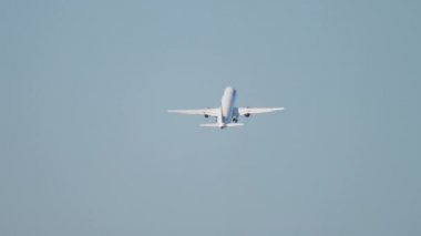 Uçak kalkıştan sonra havalanıyor.