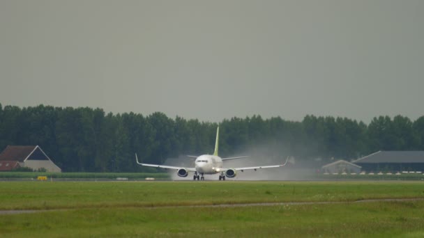 Boeing 737 versnelt voor vertrek — Stockvideo