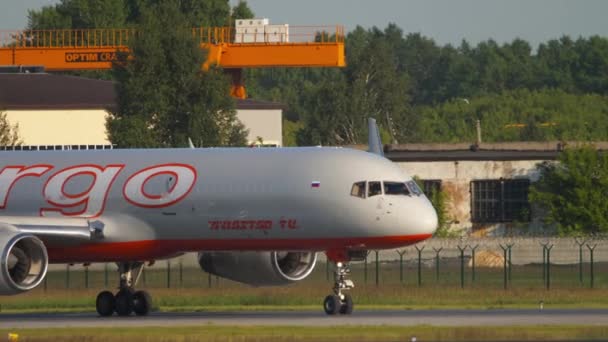 Leszállás után guruló légi teherhajó — Stock videók