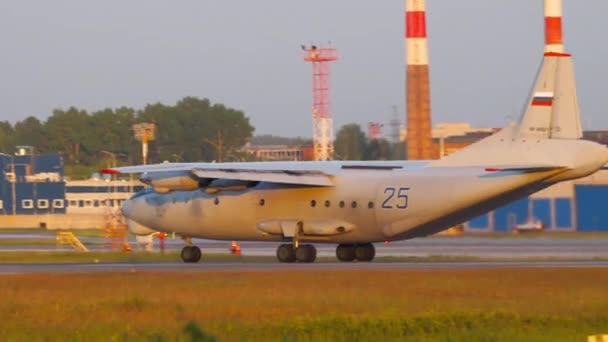 Antonov AN-12 frenado de carguero militar después del aterrizaje — Vídeo de stock