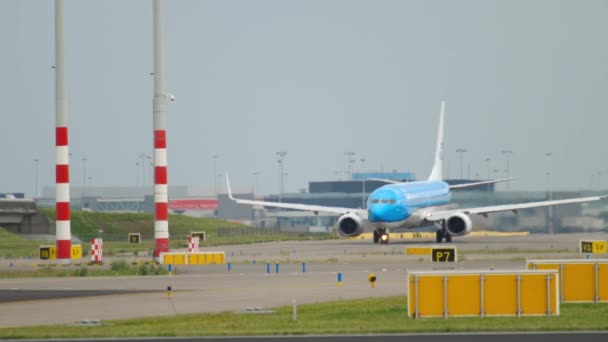 Boeing 737 rodaje a la pista — Vídeos de Stock