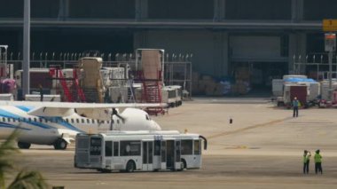 Turboprop uçak pistte taksicilik yapıyor.