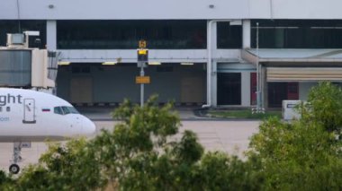 Boeing 757 inişten sonra kalkıyor.