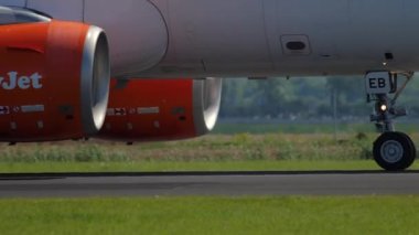 Kolay Jet Airbus A319 İnişten sonra frenleniyor