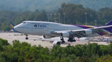 Tayland Havayolları Boeing 747 zarif bir şekilde piste iniyor.