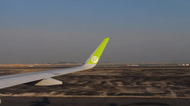 Uitzicht vanaf het taxiën vliegtuig in Chek Lap Kok luchthaven — Stockvideo