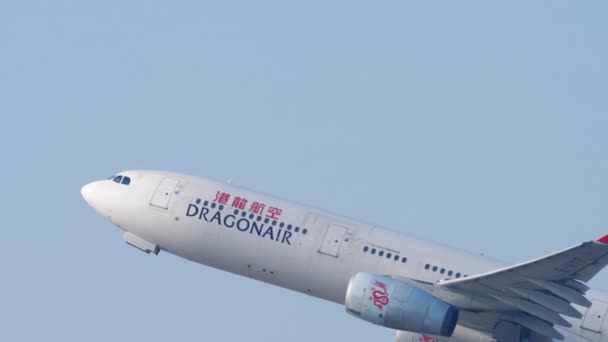 DragonAir Airbus A330 con salida desde Hong Kong — Vídeos de Stock