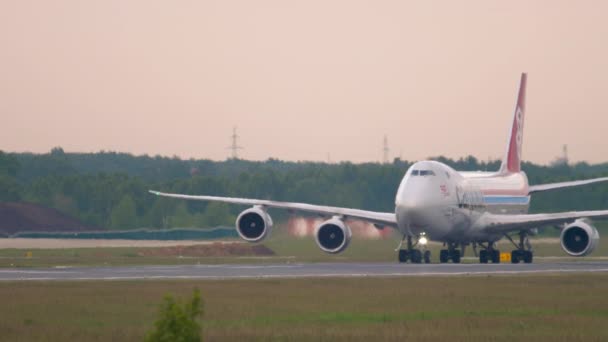 Cargolux Boeing 747 uçak gemisi kalkıştan önce hızlanıyor. — Stok video