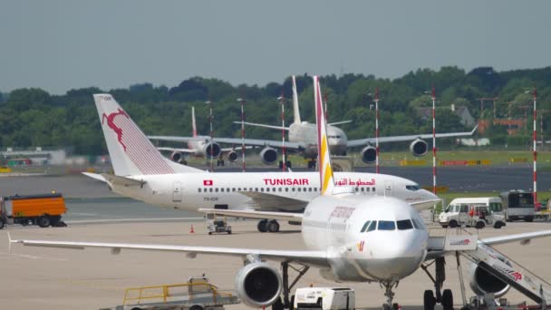 Tráfico pesado en el aeropuerto de Düsseldorf — Vídeo de stock