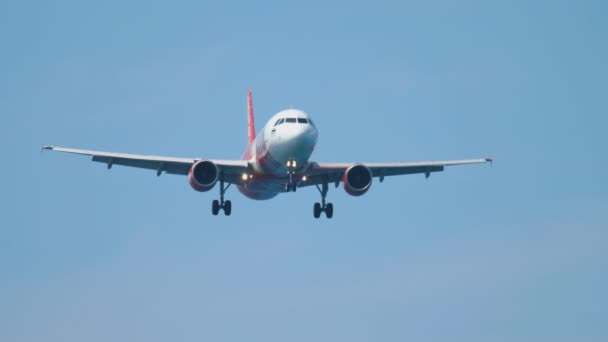 Airbus 320 vid slutlig inflygning före landning — Stockvideo
