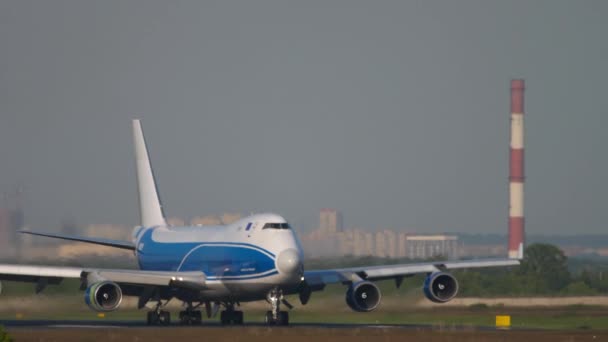 Cargolux 보잉 747 항공기 착륙 후에 김을 튀기는 모습 — 비디오