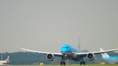 KLM Boeing 787 Dreamliner kalkıyor.