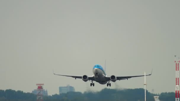 Boeing 737 KLM efter start — Stockvideo