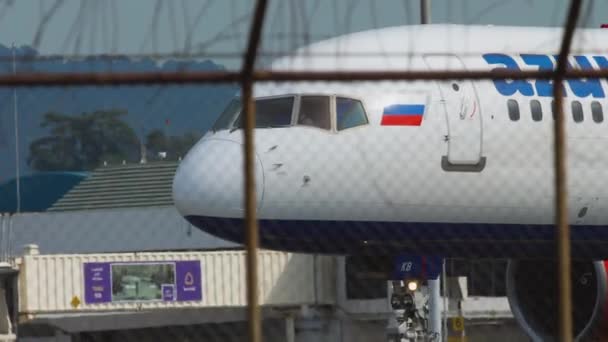 Boeing 757 επιβατικό αεροσκάφος τροχοδρόμησης πριν από την αναχώρηση — Αρχείο Βίντεο