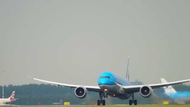 KLM Boeing 787 Dreamliner lyfter — Stockvideo