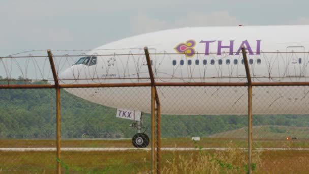 Boeing 777 taxiing ao longo da cerca do aeroporto — Vídeo de Stock