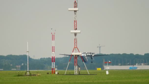 Bombardier Dash 8 Q400 Flybe in partenza da Amsterdam — Video Stock