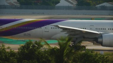 Uçak kalkıştan önce piste dönüyor.