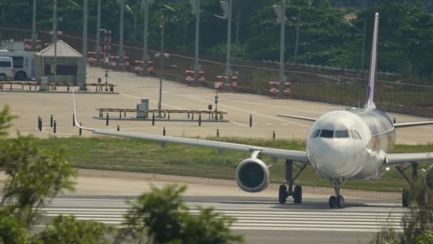 Avión en rodaje antes de la salida — Vídeo de stock