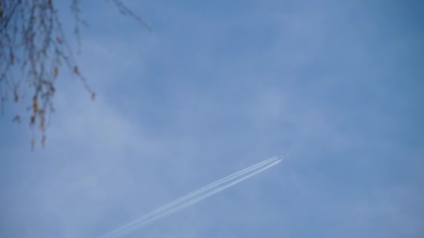Avião cruzando alto no céu — Vídeo de Stock