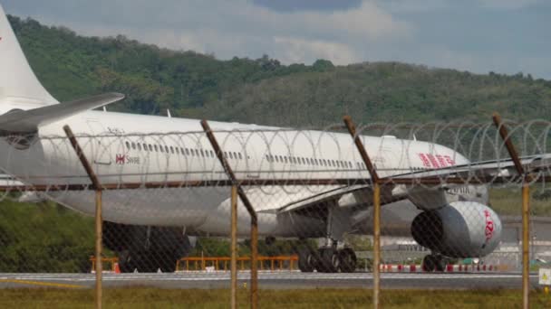 Letadlo se připravuje k odletu z mezinárodního letiště Phuket — Stock video