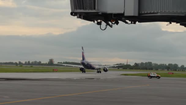 トルマチェヴォ空港から出発する前の飛行機のタクシー — ストック動画