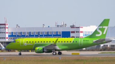 S7 Embraer E170 kalkışı