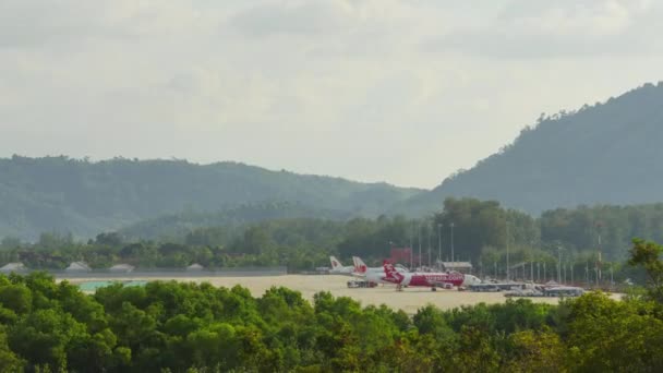 Tráfico en el aeropuerto internacional de Phuket, timelapse — Vídeo de stock