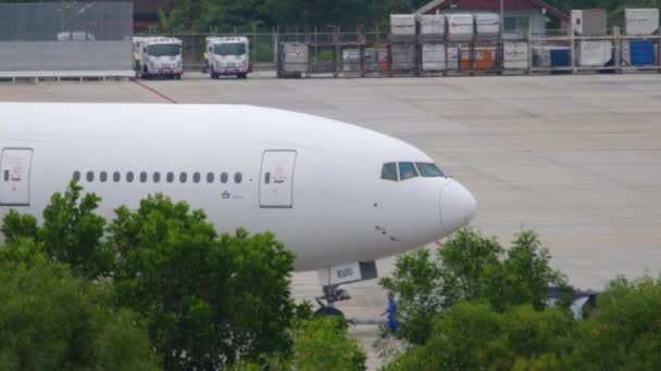 Boeing 777 remolcado de vuelta antes de la salida — Vídeos de Stock